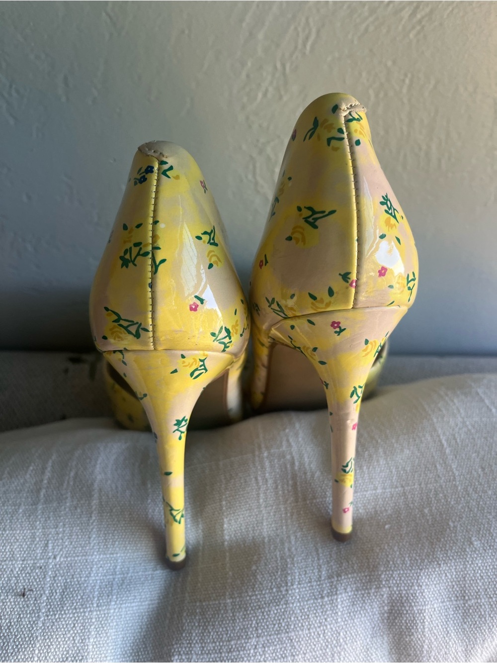 Betsey Johnson Layered Bow Vinyl Yellow Floral Stiletto 8.5M - Picture 2 of 10
